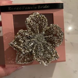 Renee Pawele hair clip